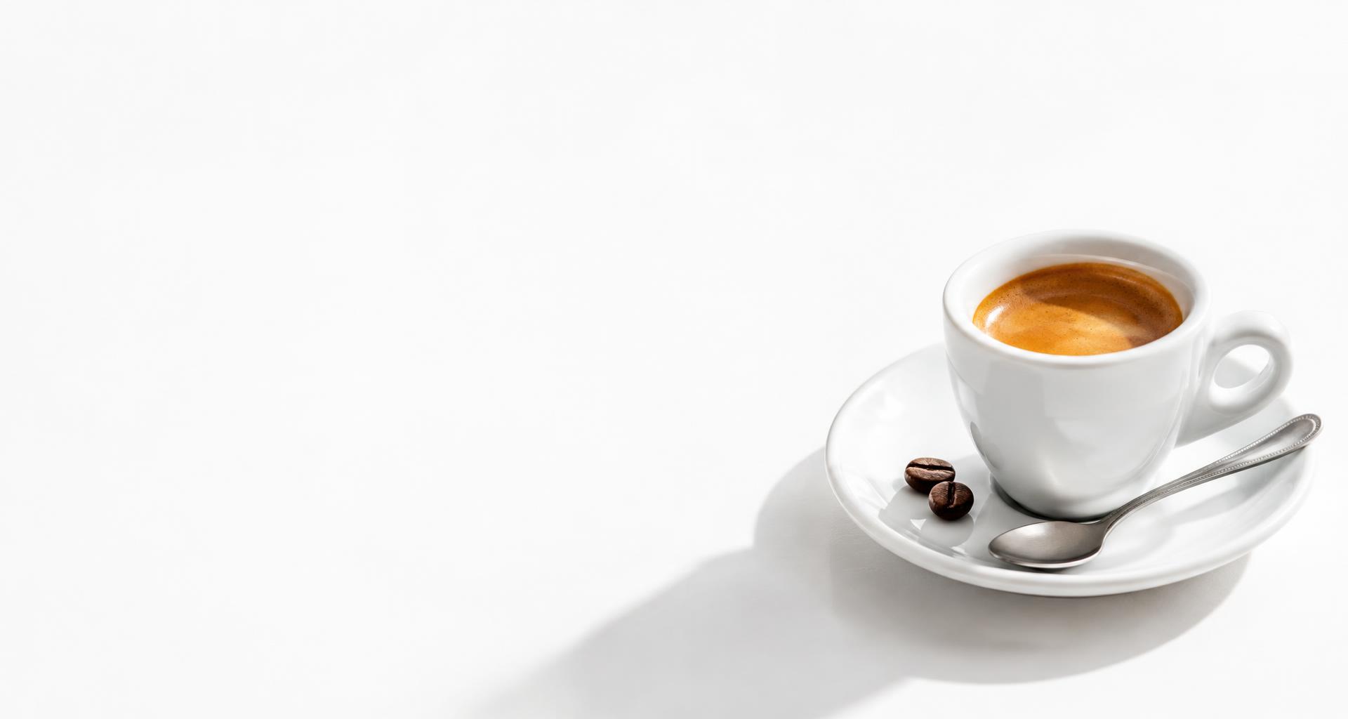 Un caffè espresso in una tazzina bianca